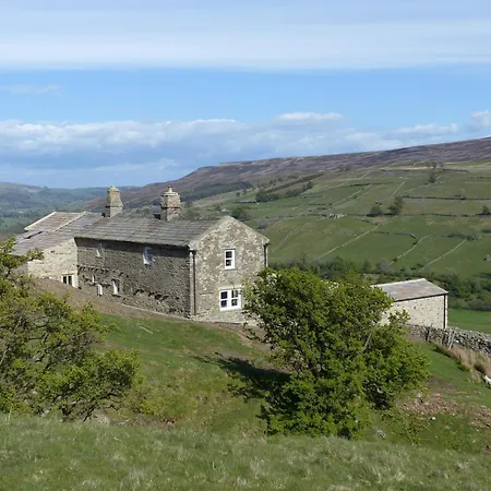 Stunningviews-privacy-hiking-sleeps8-wifi